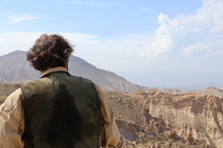 Cavalier face aux montagnes d'Andalousie – The Ultime Western