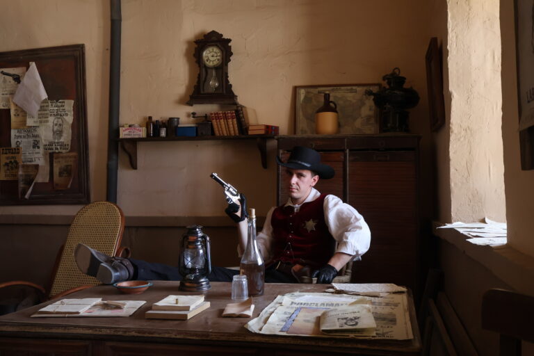 Shérif de Hope dans son bureau – The Ultime Western
